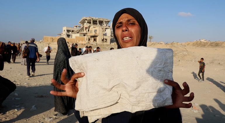 Abeer Safi, una mujer gazatí desplazada del barrio de Al-Zaytoun.